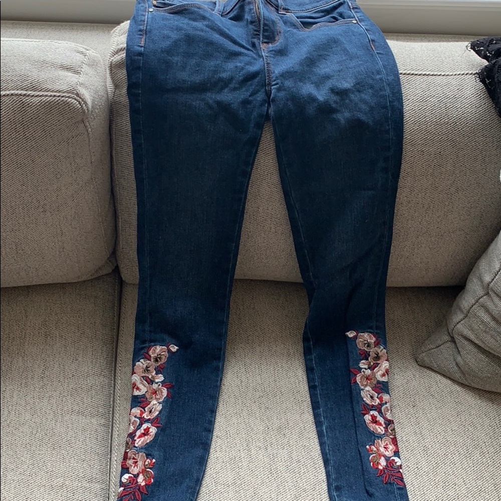 Mid Rise Jeans with Flowers on ankle